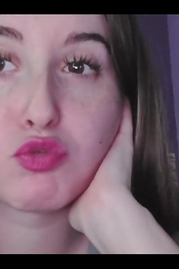 Lápiz labial rosa antes de salir de casa