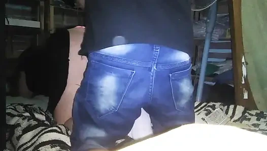 Eine Hure mit einem rosa tanga in der Schale fingern