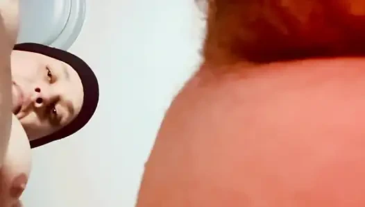 Tombul kıllı orta yaşlı seksi kadın kocası işteyken sikiliyor