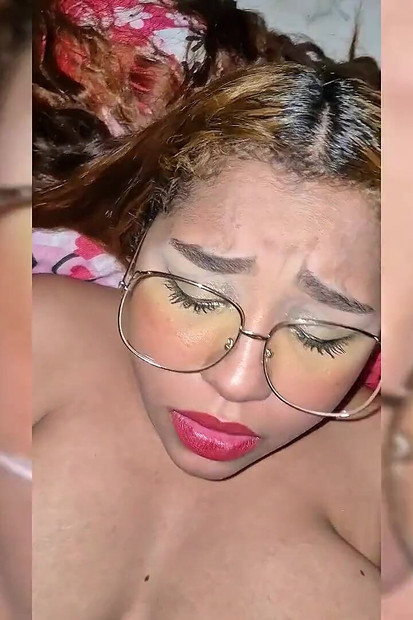 आज मैंने काली पोशाक पहनी है और अपने पड़ोसी को हॉट वीडियो बनाने के लिए देखा।