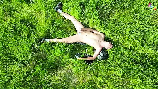Drone pornosu... Gerçek -ten! Drone beni takip ediyor, soyunup tarlada mastürbasyon yaparken izliyor