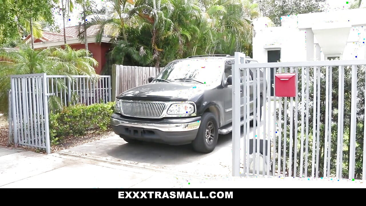 Apró tetovált latinát becsapták, hogy fújja a BWC-t