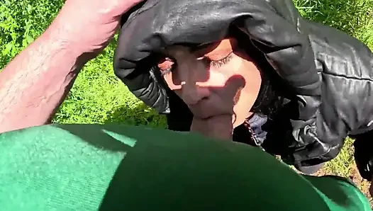 Nyepong kontol sampai tenggorokan, ngentot muka dan crot di sekujur tubuhku