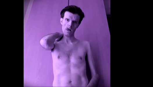 Britská Freddie Sunfields ve fialové nedbalé show