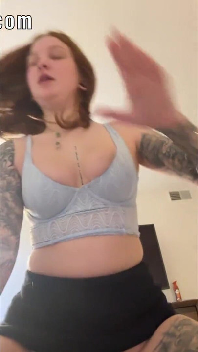 Tetovirana crvenokosa koristi tvoj ionako tvrdi kurac za svoje zadovoljstvo prije odlaska (zahvaljuje ti se poslije) - Elizabeth's Playlist | Isječak 1