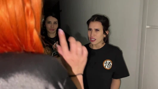 Threesome tomboi lesbian berujung jilat pantat semok kulit putih