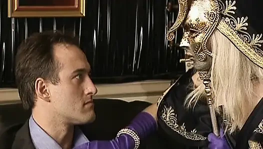 Boneka pirang Jerman yang indah menikmati seks anal sensual