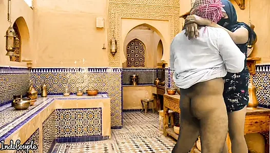 Саудовский муж и иранская жена шпилют на кухне