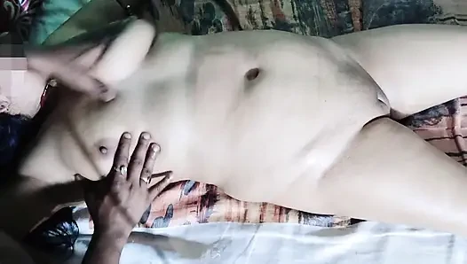Ateşli seksi Hintli desi kız masaj yapıyor ve sikişiyor