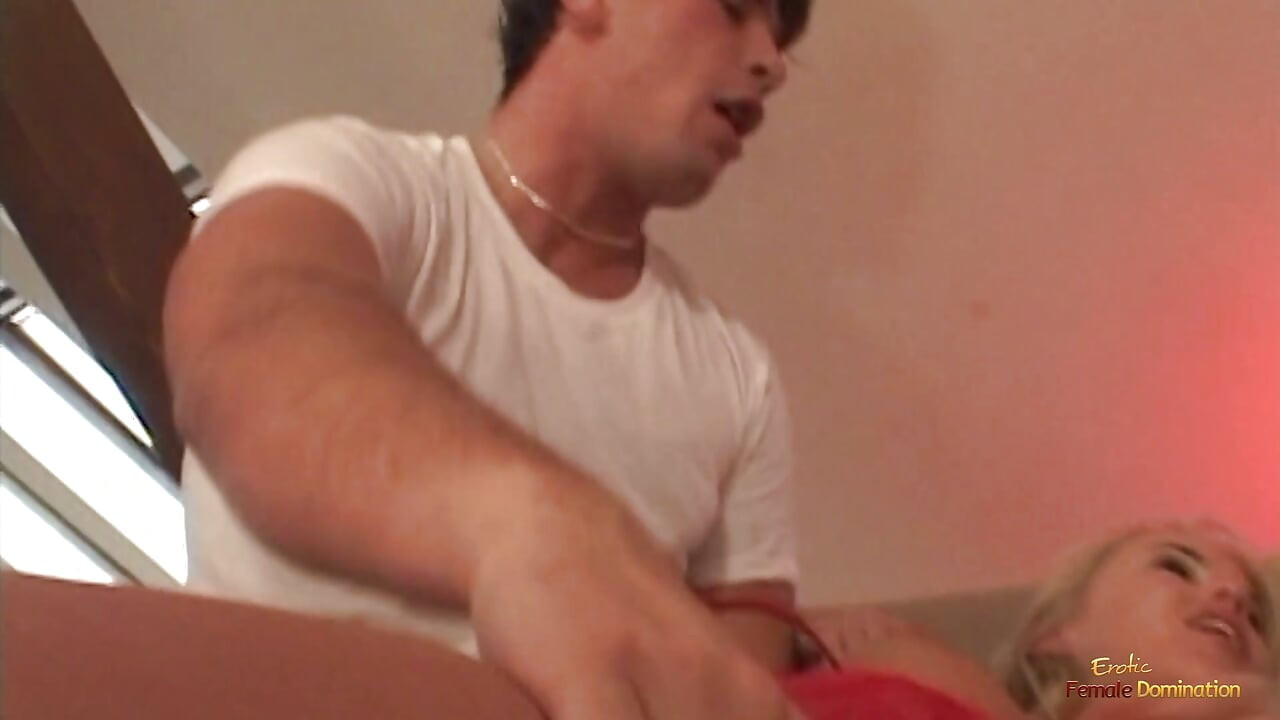 The lovely blonde goes soft in the kegs every time eating pussy is on