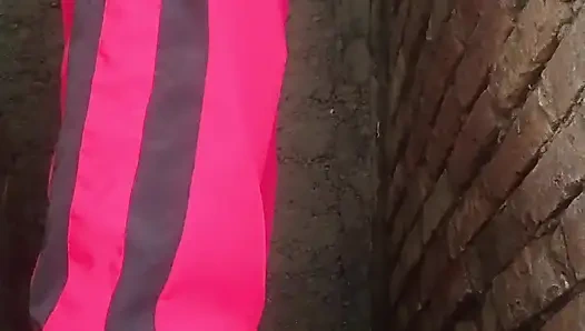 Der einheimische Junge ließ das Wasser aus seinem Penis abweichen