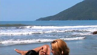 carol sampaio和ane ferrari在海滩上的女同性爱