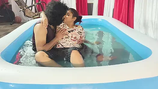 Pasangan mallu di kolam renang dientot habis-habisan sambil nyepong kontol di kolam renang