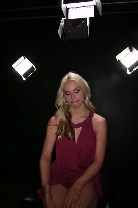 Petite blond Sarah Vandella blir fylld med 9 creampies
