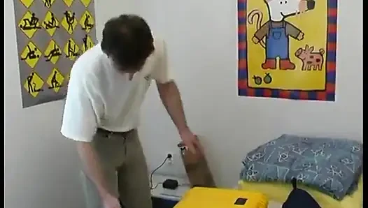Büyük memeli sarışın olgun yatakta sikiliyor