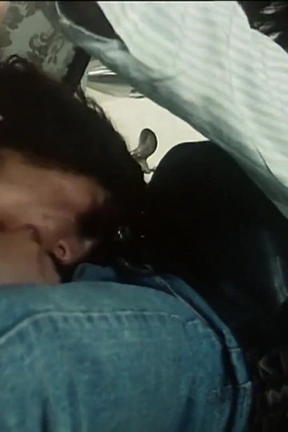 Sexy mladá děvka s pěknými kozami a chlupatou kundičkou tvrdě ošukaná a vystříkaná do pusy vintage ptákem