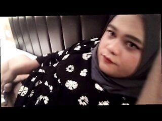 Une travesti excitée en hijab, vidéo complète