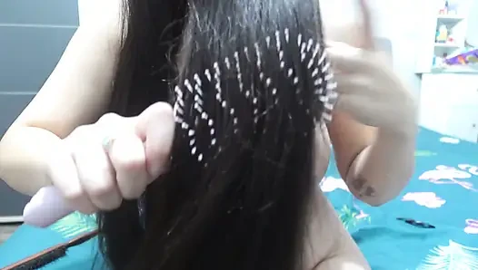 Hintli bir kız saçlarını çıplak taraklıyor, sonra saçlarını tararken asmr videosu çekiyor, sonra yakın çekim gösteriyor ve asmr yapıyor