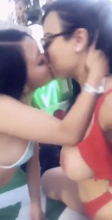 Baiser lesbien