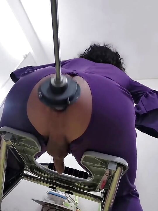 紫のジャンプスーツを着て、機械に犯されている