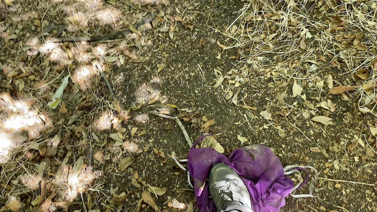 Rochia de bal a Samanthai lovită cu piciorul și thrashed pe un traseu de drumeții