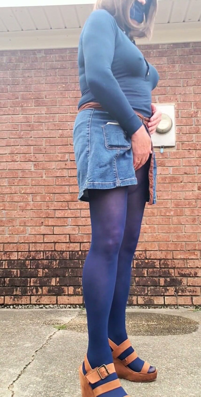 Crossdress venku, osahávám se všude v nylonových punčocháčích a minisukni. | Klip 2