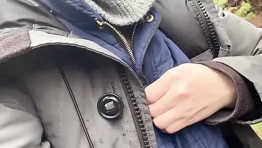 Memek kencing di atas bebatuan