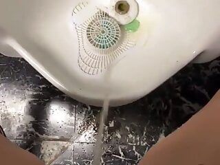 Pisse dans les toilettes publiques des hommes