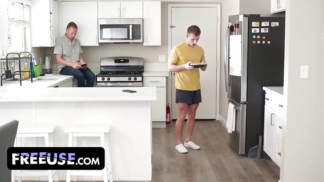 Pie and Pussy: Oliver's No Nut November Ends with Crystal's Steamy Stepdaughter Service