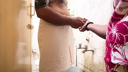 Gadis desi membantu mencukur dan mengisap kontol dan gerakan yang sangat menarik