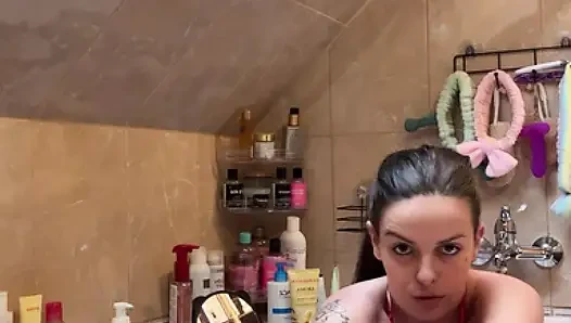 Atemberaubende milf, brünette Katy Feet wäscht zuerst feuchte sohlen und dann ihre perfekten zehen mit seife