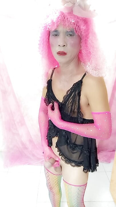 Oanh Le transgender pakai baju seksi sambil tikam kote dia