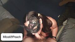 Miss Peach wird in einem Halsfick-Blowjob ins Gesicht gefickt