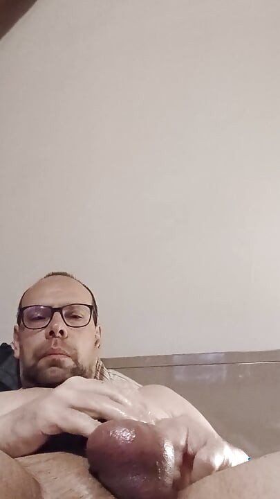 أنزل وأنا أتباهى بكراتي الضخمة لفتاة