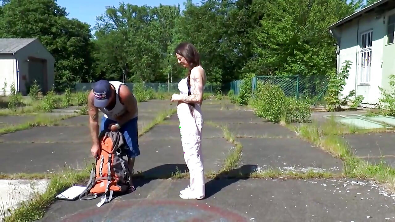 Velike sise jebanje u vrtu s velikim kurcem
