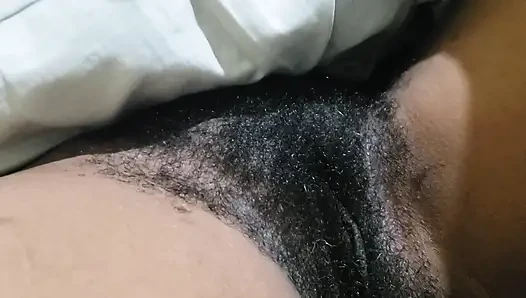 Bintang dewasa muda pamer memek sempitnya dalam adegan sensual dan intim dengan energi lembut