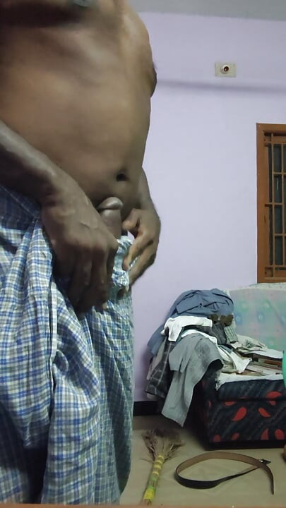 tamilski stric masturbira u kući