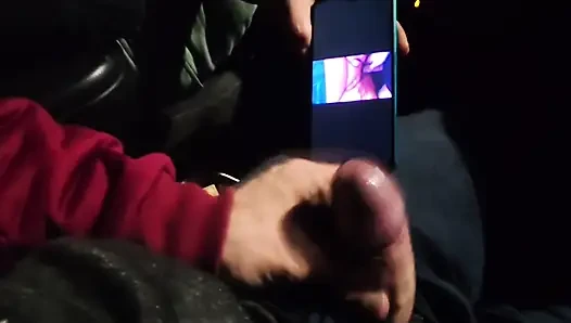 Hampir kepergok! Dia ngocok di lalu lintas di depanku, aku suka menonton. Crot sperma banyak banget!  Bagian 2