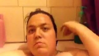 Arie spielt mit seinem Penis in der Badewanne