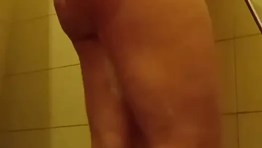 Игривая в душе
