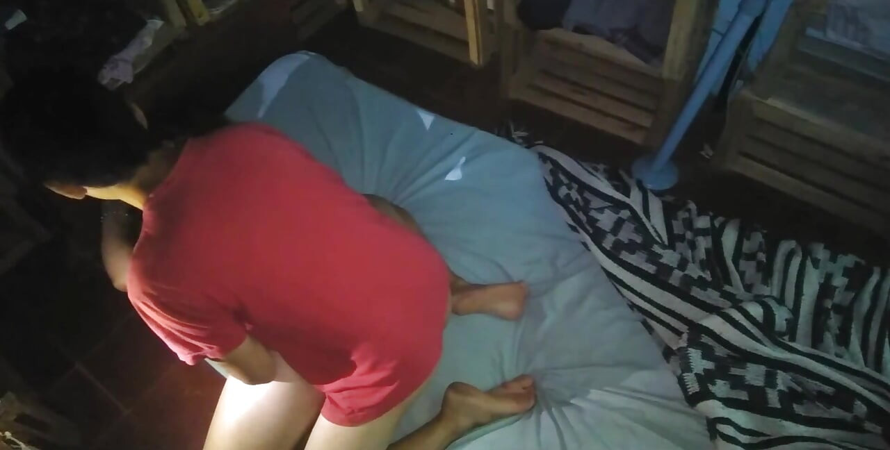Misionar cu o fată timidă se acoperă cu o pernă