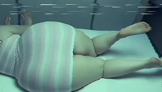 Wanita berpantat besar berbelanja dengan legging kaya