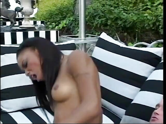 Chica negra caliente obtiene coño y culo lamidos y follados inclinados al aire libre
