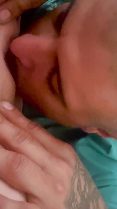 Seksi latin adam güzel dövmeli kadınları yalıyor