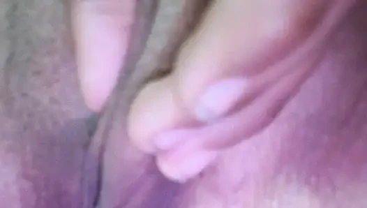 Возбужденная блондиночка жестко скачет на огромном шесте на диване, пока не получит камшот на лицо