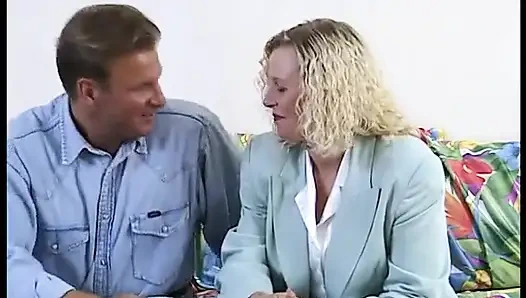 Çoraplı olgun amına dildo yapıyor ve yarak emiyor