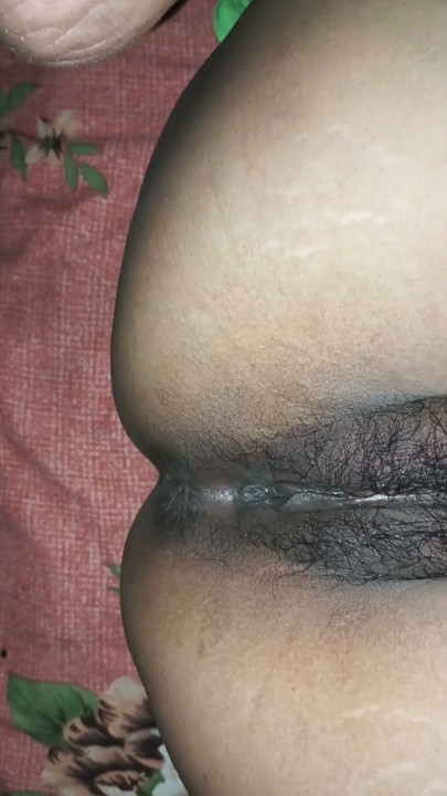 Mi cuñado me tendió una trampa y me metió un dedo en el concha, me metió un dedo en el orto, y me cogió el concha con su verga gruesa. | Clip 1