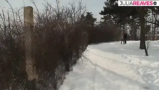 Si rambut merah seksi menunggangi kontol keras di salju dingin