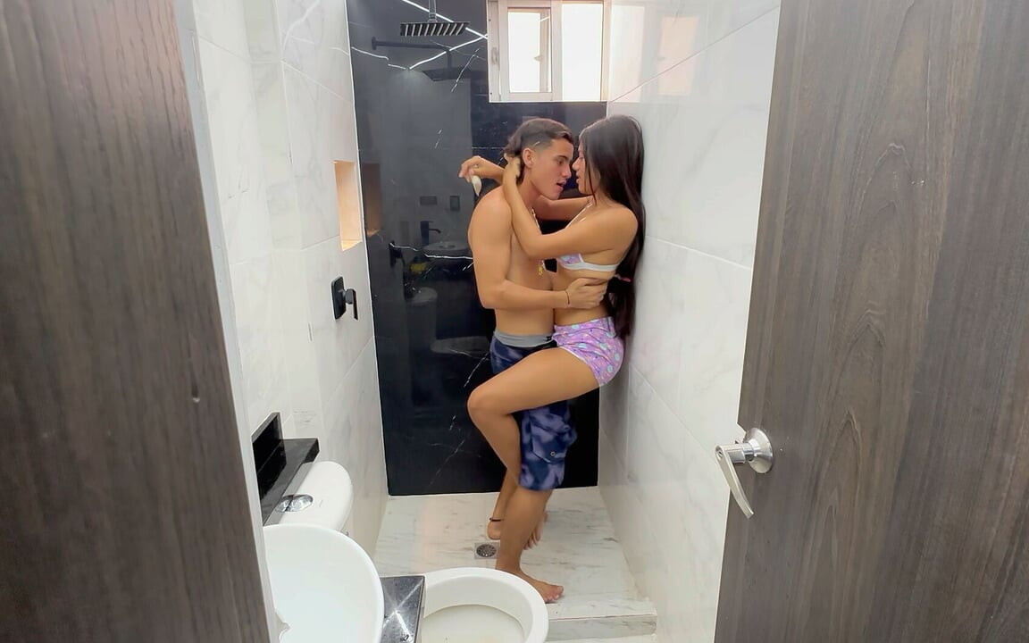Aku ngentot adik tiri indiaku dengan kontol besarku dengan imbalan membantunya bersih-bersih