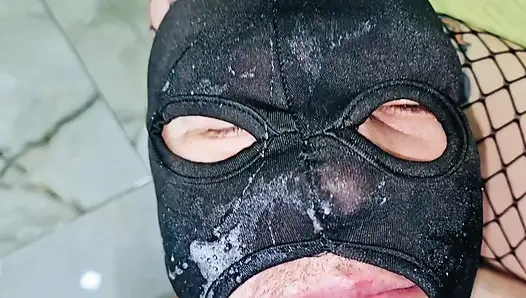 Der Sklave muss bis zum halsfick trainiert werden. Domina Nika spuckt auf das gesicht des sklaven, klatscht seine wangen und stößt einen dildo